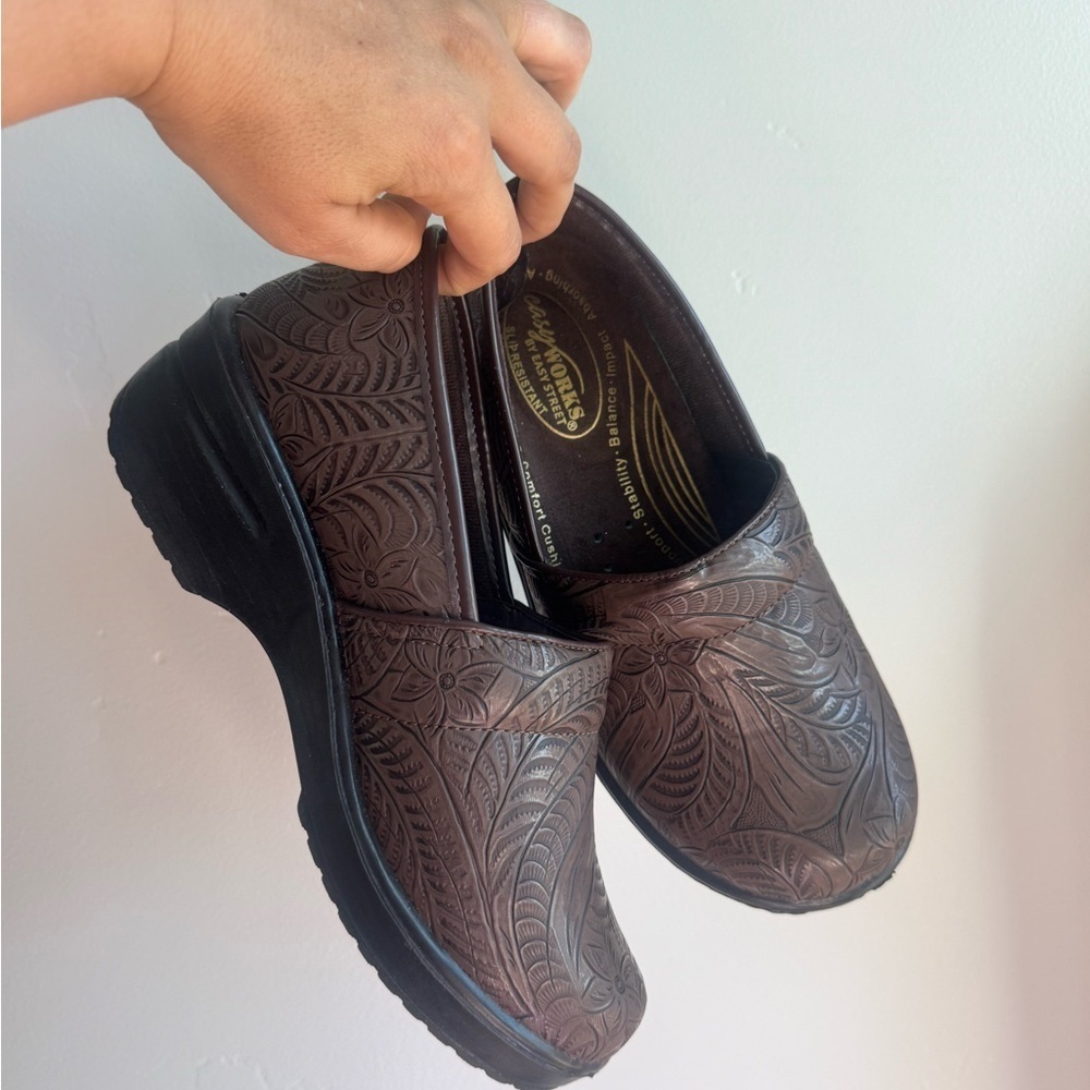 Easy Works Slip Resistant Clogs Chocolate Brown Embossed Comfort Shoes 6 Scandi